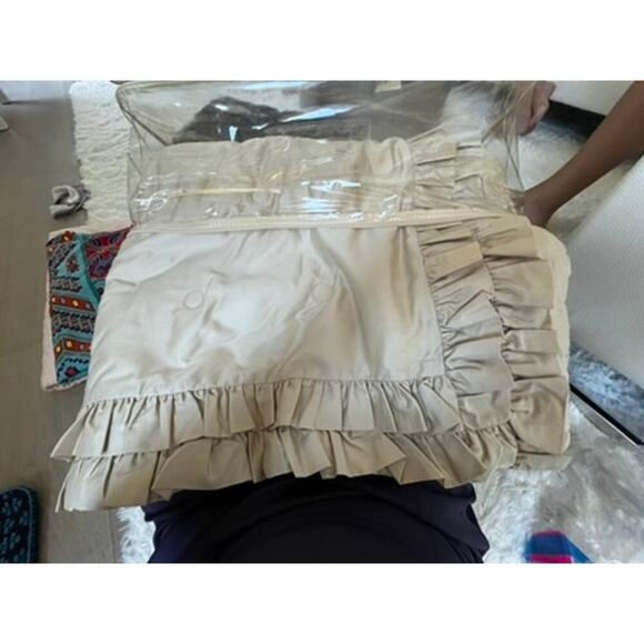 Daniel Cremieux Beige/Gold "Chocolate" ruffled coverlet Full/Queen Size - Picture 6 of 14